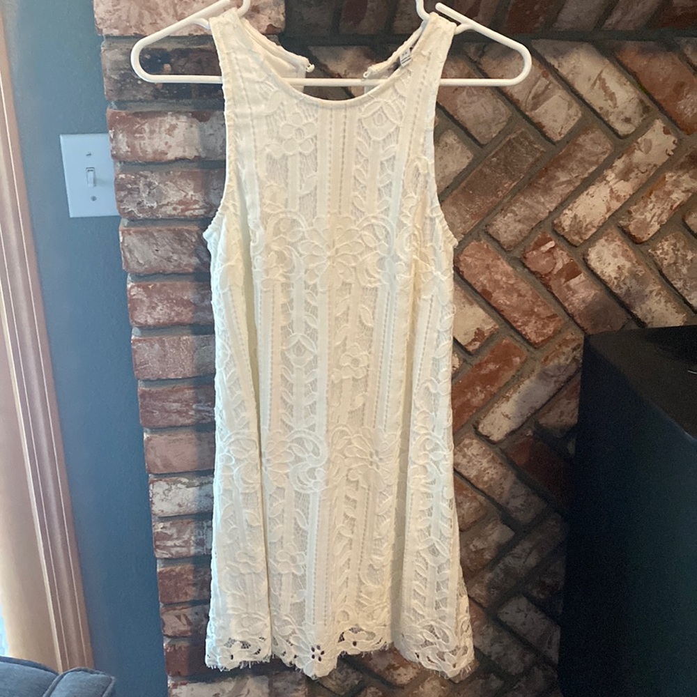 Pretty off white lace dress with lining. Never worn. Speechless size XS
